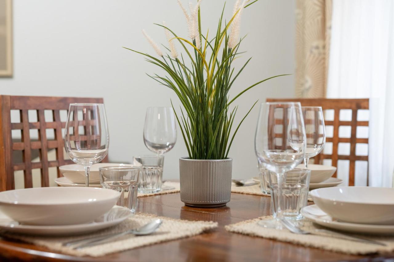 Sunny In The Heart Of Old Town By Renters Apartamento *