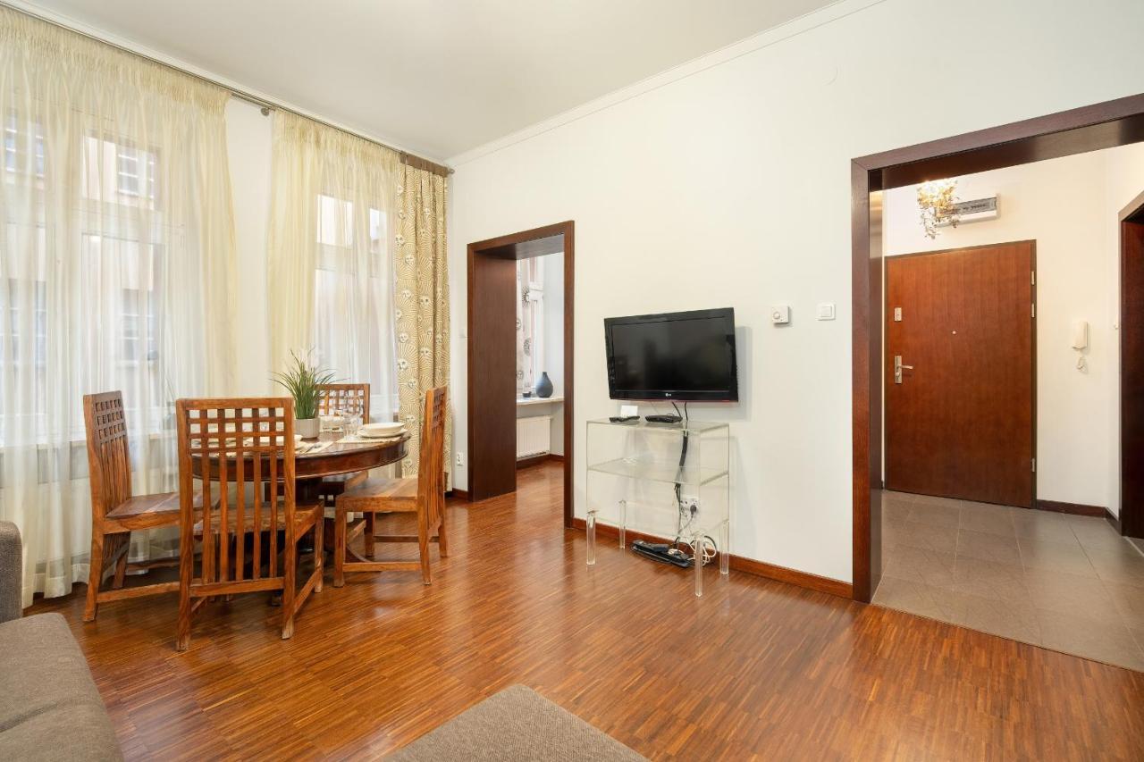 Sunny In The Heart Of Old Town By Renters