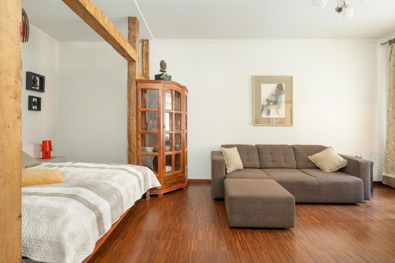 Sunny In The Heart Of Old Town By Renters