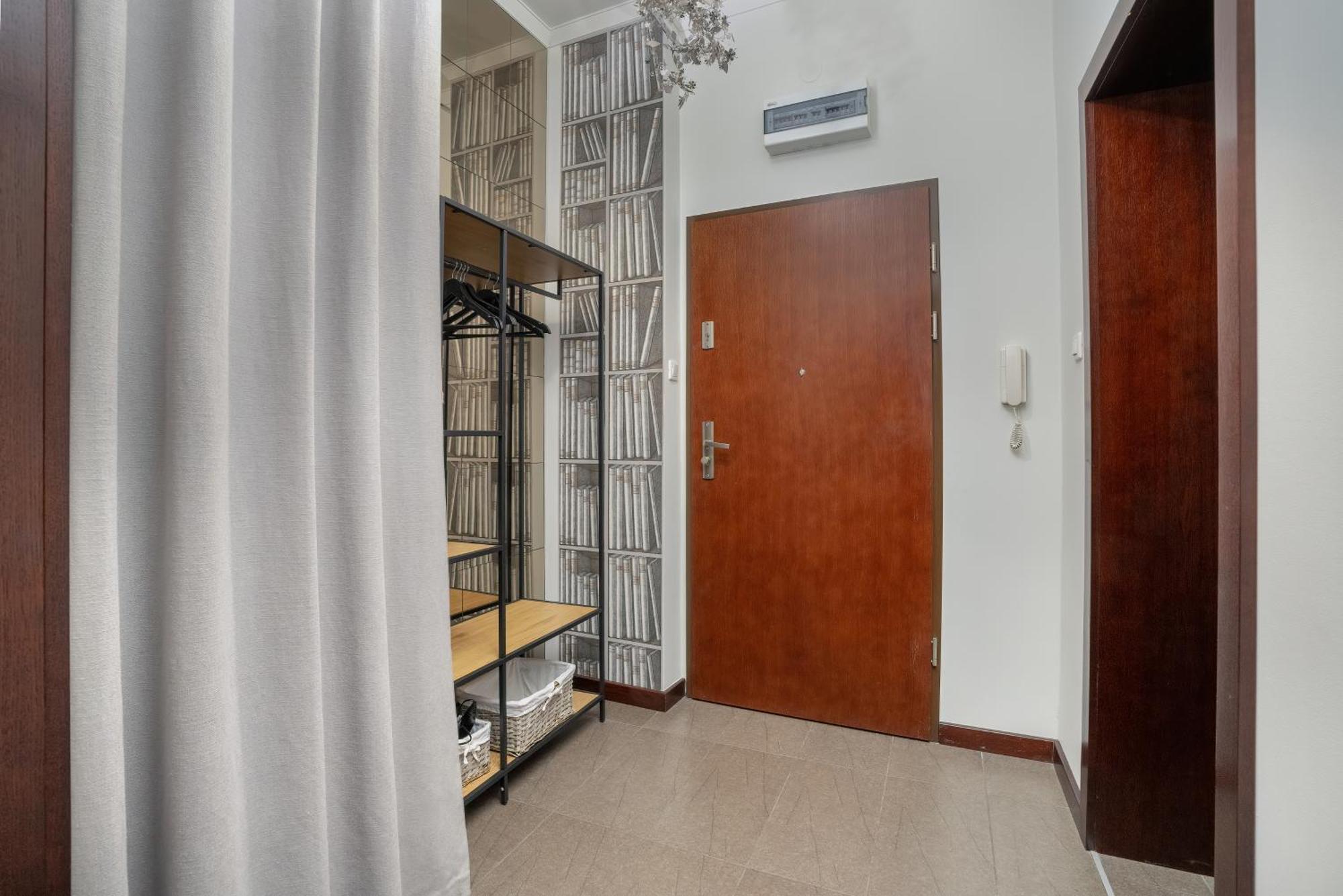 Sunny In The Heart Of Old Town By Renters *