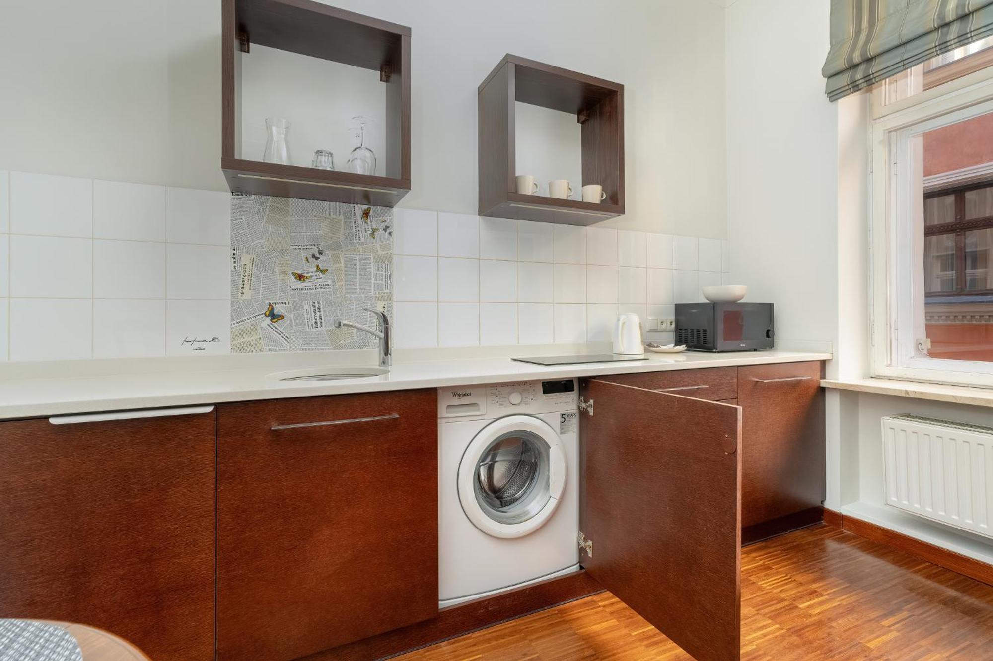 Sunny In The Heart Of Old Town By Renters
