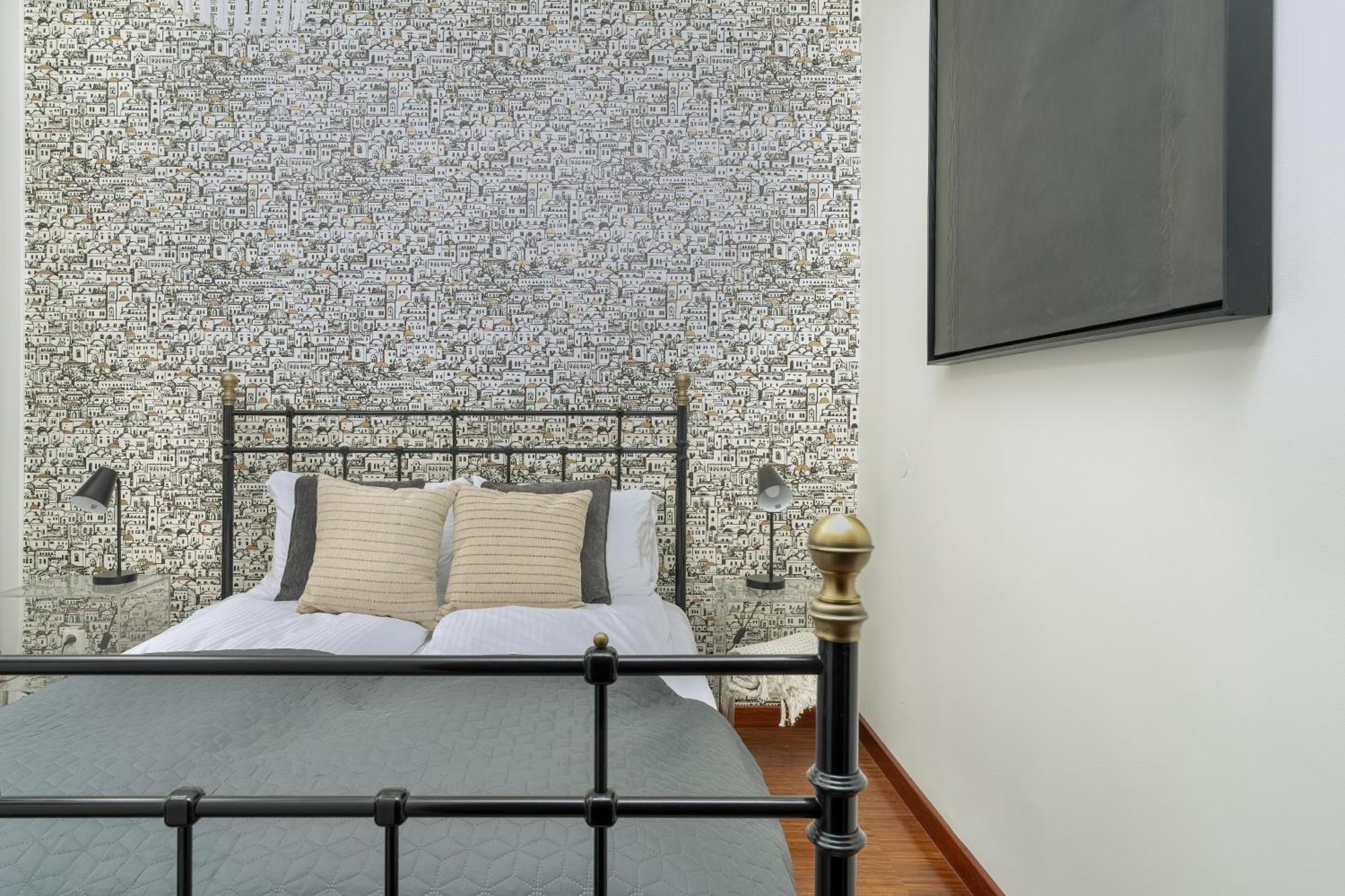 Sunny In The Heart Of Old Town By Renters