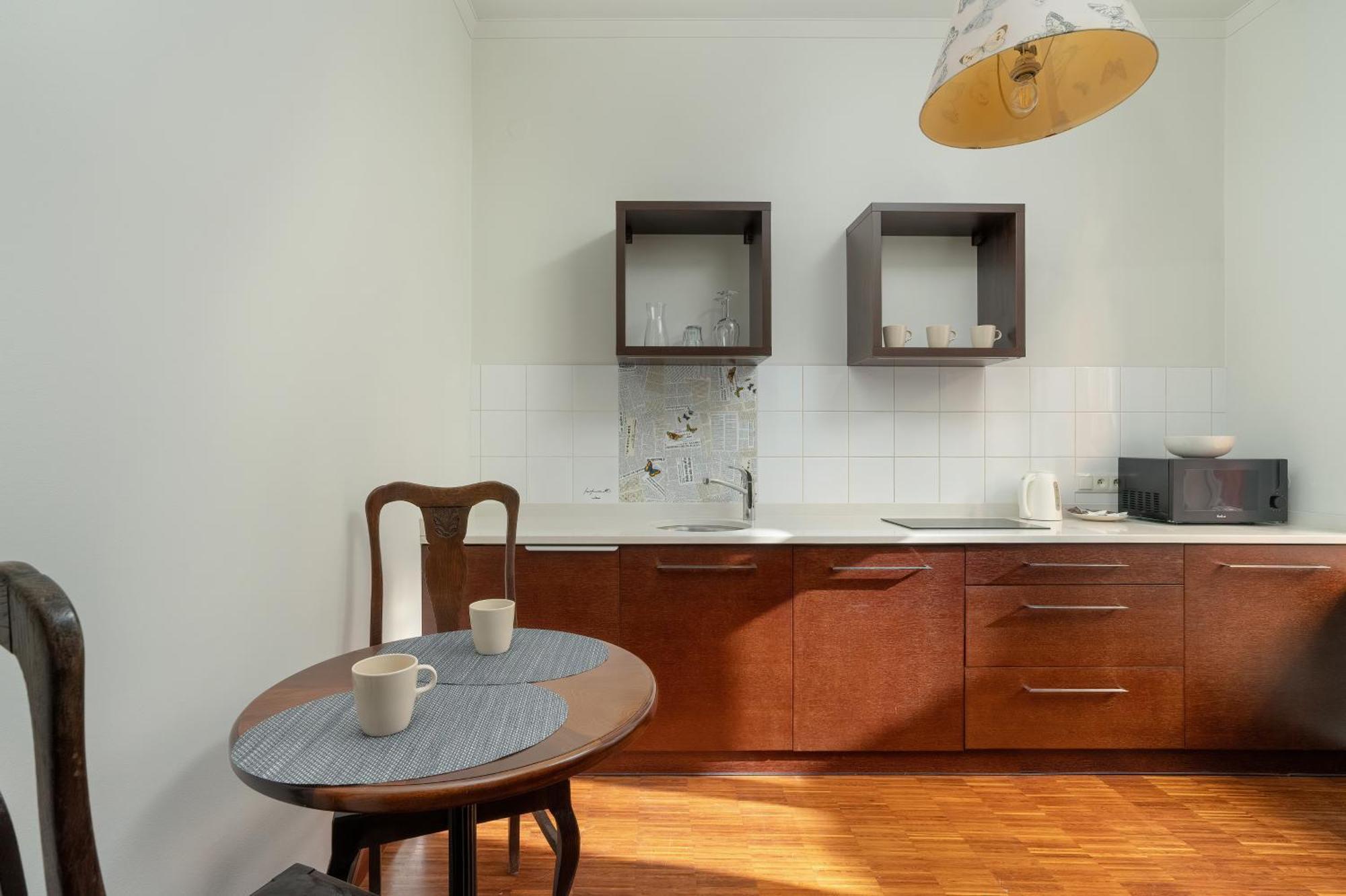Sunny In The Heart Of Old Town By Renters