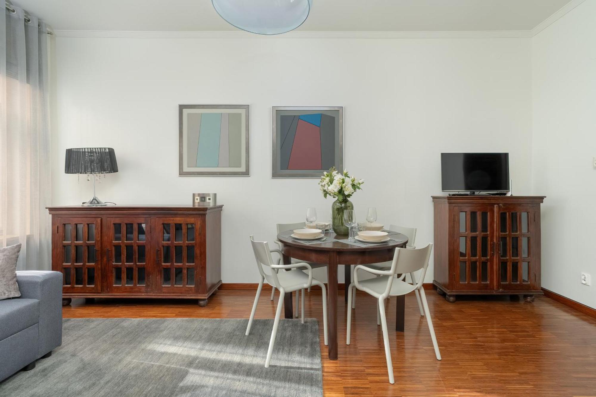 Sunny In The Heart Of Old Town By Renters Apartamento *